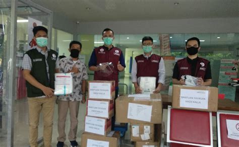 Yayasan mannah berikan bantuan peralatan sekolah smpn 2 purwosari. Satgas Covid-19 Unhas Terima Alat Rapid Test dan APD dari ...