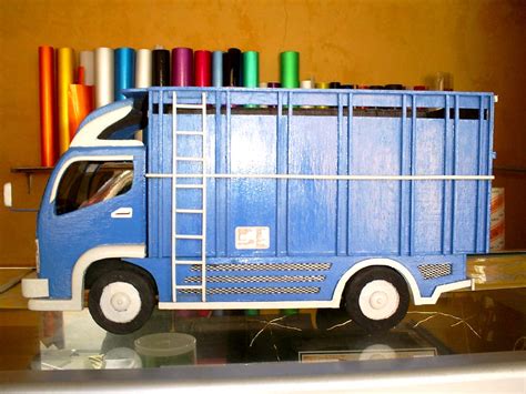 Seperti botol bekas yang kerap dibuang atau dijadikan barang rongsokan. MINIATUR MOBIL KAYU KEREN