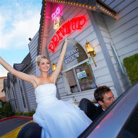 Las Vegas Elvis Wedding Drive Through The Best Wedding Picture In The