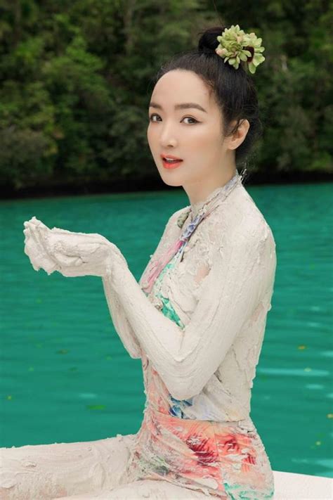 Lúc đăng quang cô mới chỉ vừa bước qua tuổi 20. Thân hình nuột nà ở tuổi 48 của Hoa hậu Đền Hùng Giáng My ...