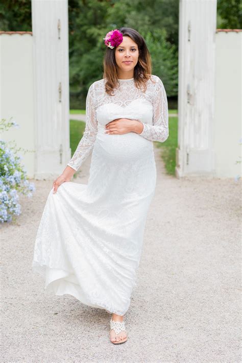 Hochzeitskleider aus spitze wirken besonders verspielt und edel. Schwanger heiraten - lange Brautkleider für werdende Mamis ...