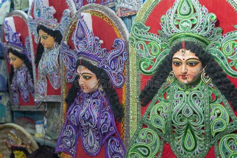 Hinduismus, buddhismus der mensch steht im mittelpunkt dieses kampfes und kann sich für einen der beiden götter entscheiden. Indien S Clay Idols-Durga Festival Redaktionelles Foto ...