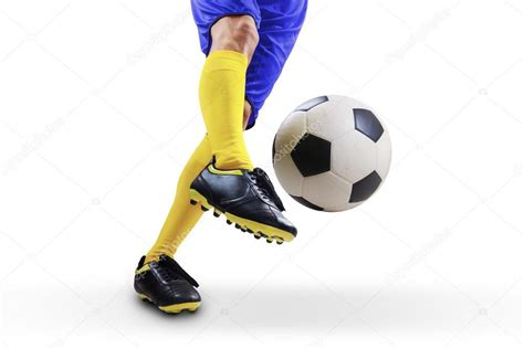 Jugador de fútbol pateando la pelota fotografía de stock realinemedia Depositphotos