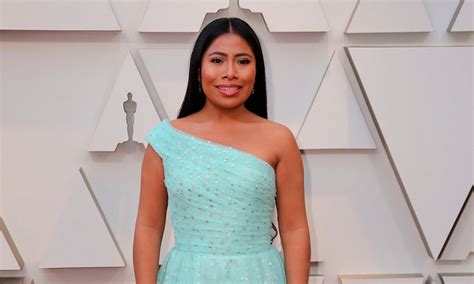 Roma's yalitza aparicio steals show at globes. Noche agridulce para Yalitza Aparicio