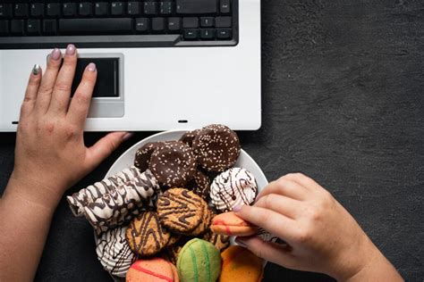 The classic hunger pangs strike at the hour of midnight. Quarantine: How to Stop Snacking? | foodies.pk