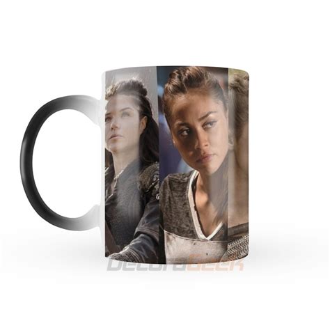 It is very loosely based on kass morgan's novel series of the same name. Caneca Mágica The Hundred Série Mod 4 3440 no Elo7 ...