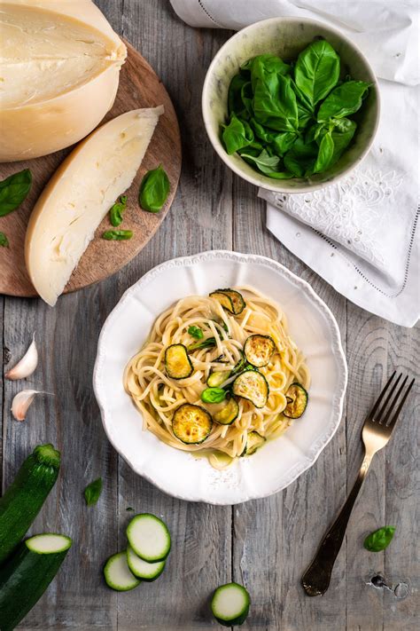 Si tratta di d gli spaghetti alla nerano sono nati nel ristorante maria grazia, non si sa quale sia la ricetta originale. Spaghetti alla Nerano - La ricetta originale campana