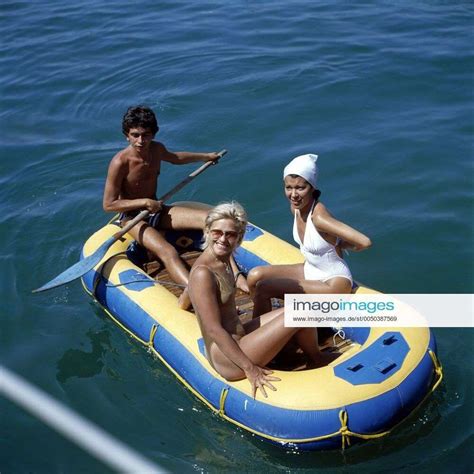 Junger Mann Mit Zwei Jungen Frauen Im Schlauchboot
