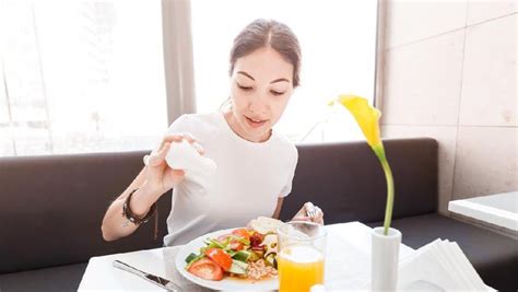 Selama ini rasa kasihan bila dia asyik tengok kita makan kan? Ibu Menyusui Tidak Boleh Makan Pedas, Mitos atau Fakta?