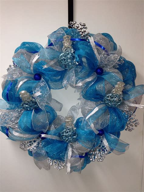 Posted by admin on november 17, 2014. Blue snowman wreath (With images) | Diy wreath, Snowman ...