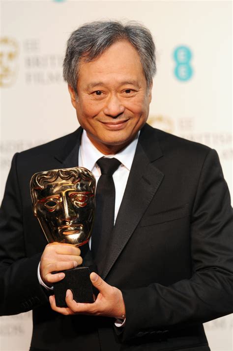 Ang Lee posa con su BAFTA 2013 Galería de Fotos en eCartelera