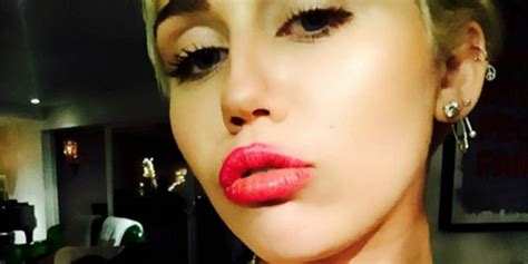 Galerie 18 Tohle Je 8 Nejodvážnějších Fotek Miley Cyrus Na Kterých Ukázala Víc Než Měla Lajk