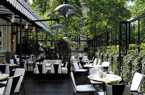 Sur la seine avec une vue imprenable sur la tour eiffel, cet appartement familial avait besoin d'une mise au goût du jour. Restaurant La Gare à Paris - Réserver avec LesBarrés