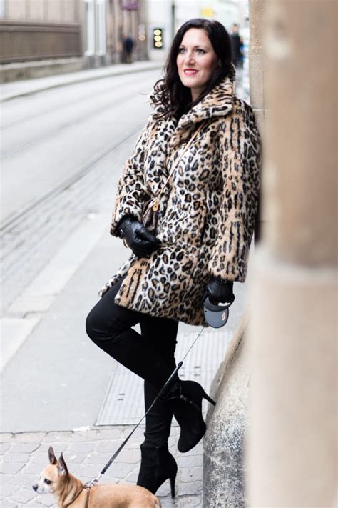 outfit fake fur mantel mit leopardenmuster und schwarzer skinny jeans miss classy