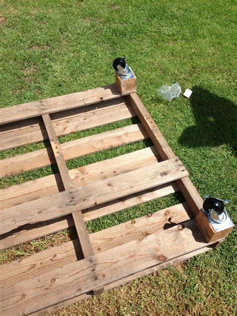 Le bois de palette est très résistant, et par là même particulièrement indiqué pour fabriquer un salon de jardin. Fabriquer salon de jardin en palette de bois - tuto canapé et table basse faciles ! | Salon de ...