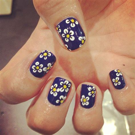 Este diseño es fácil, utiliza colores planos, azul y blanco que son fáciles de conseguir. Uñas decoradas con flores | Mis Uñas Decoradas