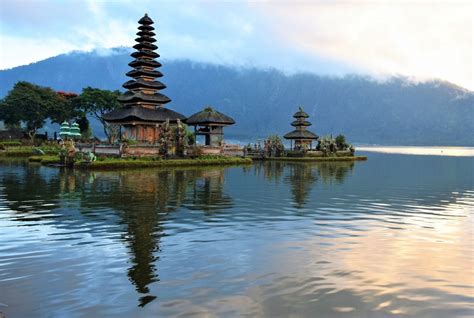Bali Travel Blog: Chasing the sunrise at Bedugul Lake Temple : Trail-Stained