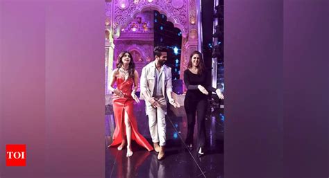 Shilpa Shetty Grooves To Tu Mere Agal Bagal Hai With Shahid Kapoor And Mrunal Thakur Hindi