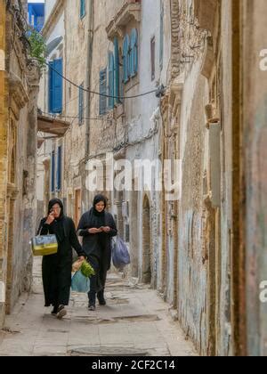 Zwei Marokkanische Frauen In Tracht Chefchaouen Marokko