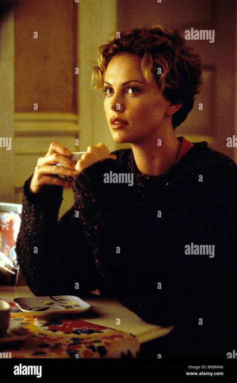 Sweet November 2001 Charlize Theron Swnv 005 Stock Photo Alamy