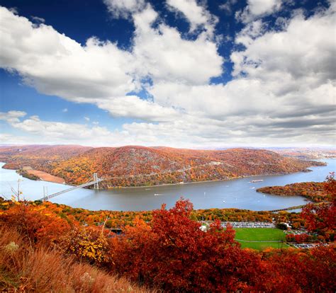 Why You Should Consider A Hudson River Fall Foliage Cruise
