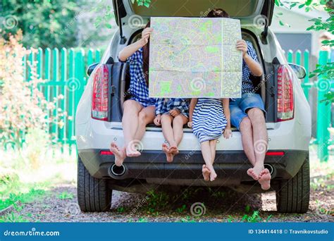 与看地图的两个孩子的家庭，当旅行乘汽车时 库存照片 图片 包括有 孩子 驱动器 喜悦 情感 映射 134414418