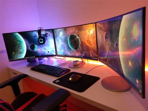 A Complete Guide To Triple Monitor Setup On A Small Desk The Nature Hero