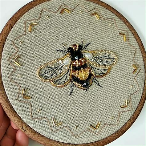 « green glass patterns cot quilt patterns ». Bee embroidery DIY, honey bee pattern, queen bee, hand ...