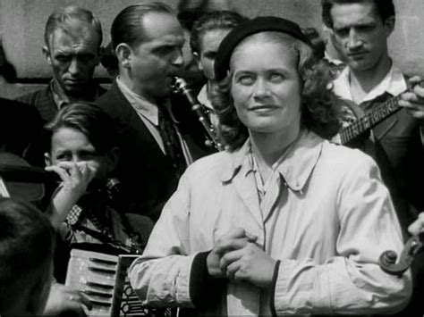 Prawdziwym bohaterem musicalu leonarda buczkowskiego są jednak patriotyczne piosenki, raz wzniosłe i poważne, innym razem żartobliwe i dystansujące nas od okrucieństwa okupacji. baedeker łódzki: Zakazane piosenki: o tym, jak Łódź ...