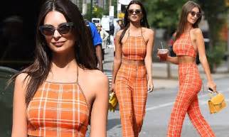 Emily Ratajkowski Flaunts Her Toned Abs At Nyfw Daily Mail Online