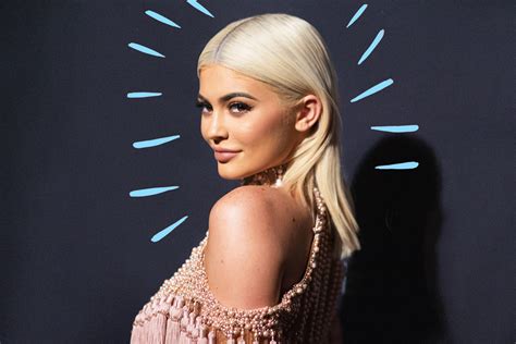 Here S How Kylie Jenner Went Platinum In 9 Hours Without Frying Off Her Hair Glamour