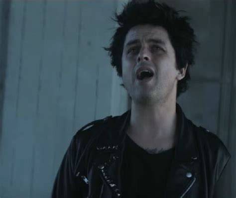 Billie Joe Cammina Solitario Nel Nuovo Video Dei Green Day Still Breathing