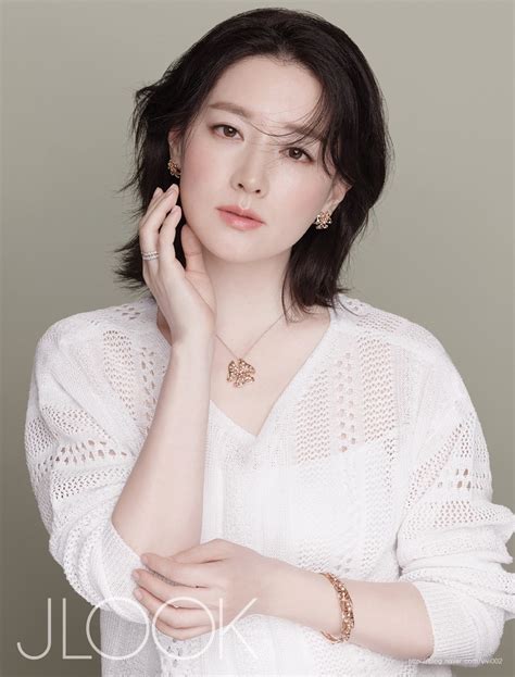 이영애 같은 조금 젊은 나이의 사람이 저런다면 십중팔구 집안 어르신들의 식습관을 보고 따라하다보니 이렇게 된 것이다. 이영애 화보 : 골든듀 JLOOK 이영애LYA LOVE 캠페인 : 네이버 블로그