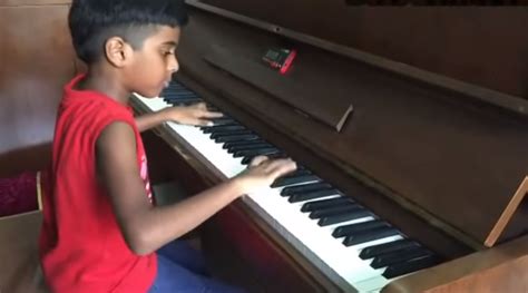En pocos meses este niño ya toca el piano como un auténtico genio
