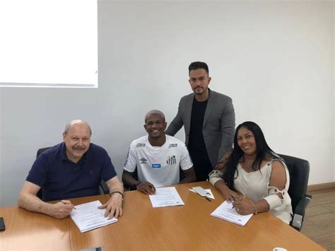 Destaque Da Base Assina Primeiro Contrato Profissional O Santos