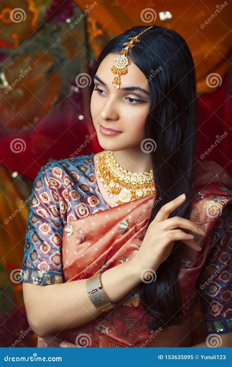 muchacha india real dulce en la sonrisa de la sari alegre joyera que brilla concepto de la