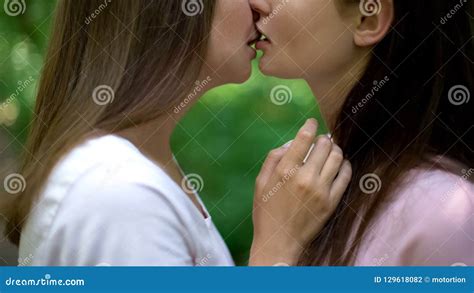Beijo Afetuoso De Duas L Sbica Atrativas Primeiro Amor Close Up Secreto Da Reuni O Foto De