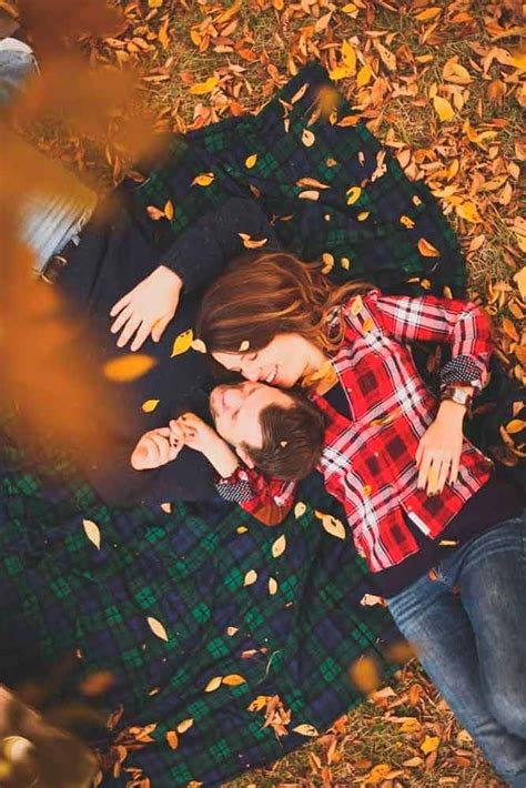 33 Fall Engagement Photos That Are Just The Cutest Engagement Photos Fall Fall Engagement
