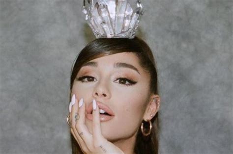 Maybe you would like to learn more about one of these? Berhiaskan Berlian dan Mutiara, Cincin Tunangan Ariana ...