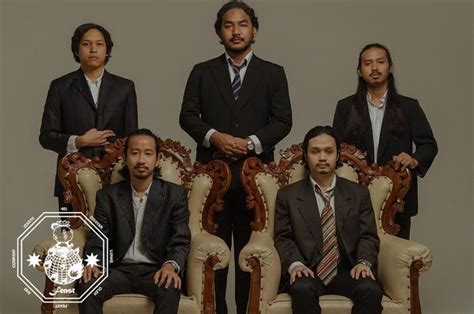 Sedamai taman firdausi limpahan kasih sayang sejati seharum semerbak ketika insan lain berbahagia bersama keluarga namun kita masih meniti titian rapuh perhubungan. Lirik Lagu 'Dapur Keluarga' - Feast, Sebut-sebut Namaku ...