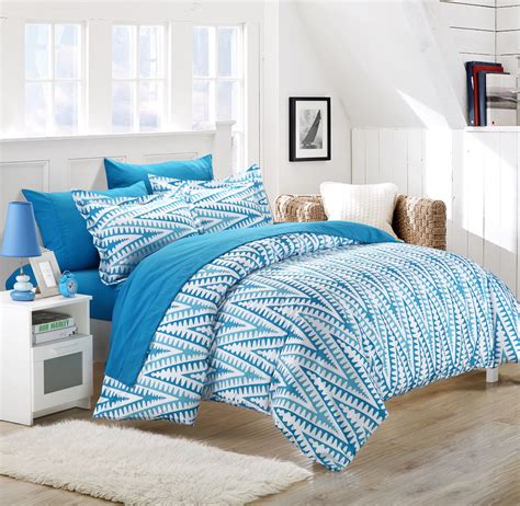 This duvet cover set is made from 30% cotton material and 20% silk material that enhances the overall feel of the cover. Geometrical Printed Peach Skin Microfiber Duvet Cover set ...