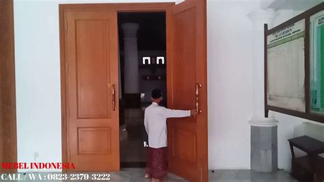 Kami mengumpulkan foto menakjubkan ini dari internet dan memilih yang terbaik untuk anda. Rumah Cat Putih Pintu Hitam - Kusen Rumah