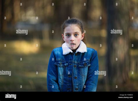 Der 12 Jährige Mädchen In Einem Jeansjacke In Einem Sommer Posing Pine