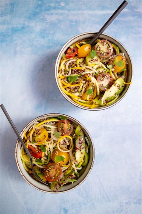 Salade de spaghetti de courgettes au quinoa et tomates