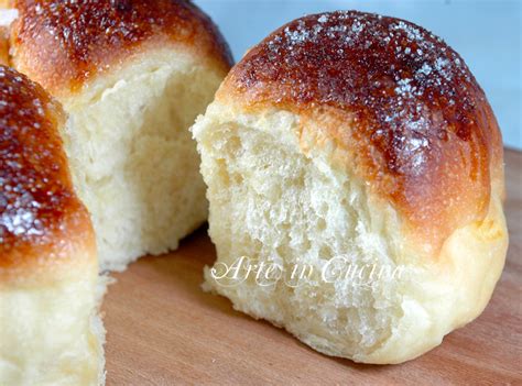 Le focaccine con esubero di pasta madre sono delle piccole e soffici focacce che possono essere preparate per l'aperitivo o per accompagnare la cena, sfruttando al massimo quello che avanza dal settimanale rinfresco del lievito. Pan brioche sofficissimo con pasta madre