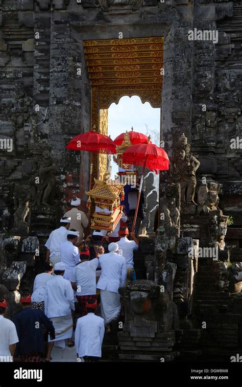 Balinese Hinduism Gathering Of Believers Ceremony Believers In White