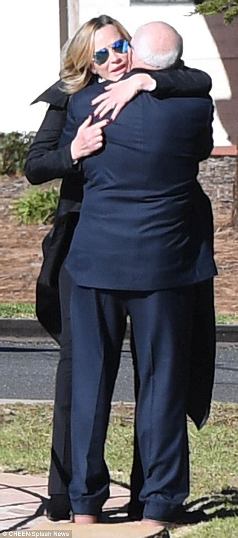 Robin Thicke Overcome With Emotion At Father Alan Thicke S Funeral In Santa Barbara Daily Mail