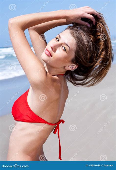 Reizvolle Junge Frauen Im Roten Bikini Stockfoto Bild Von Titten B Stenhalter