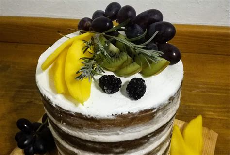 Špaldový naked cake s banánovým krémem a mangem Pigymama