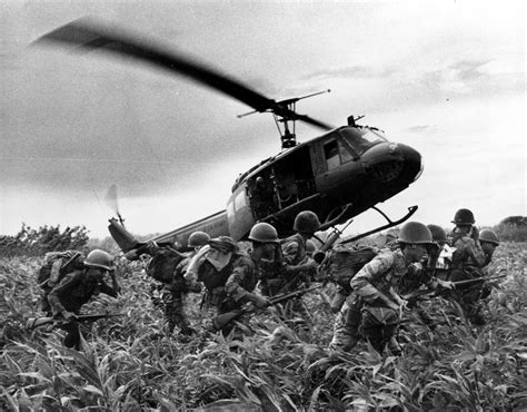 Millionen menschen wurden im vietnamkrieg verstümmelt, viele leiden noch heute. USA gegen Vietcong: Vietnamkrieg - die Macht der Bilder ...